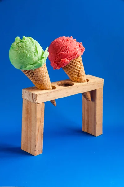 Dwa lody Cornet na wsparcie drewna — Zdjęcie stockowe