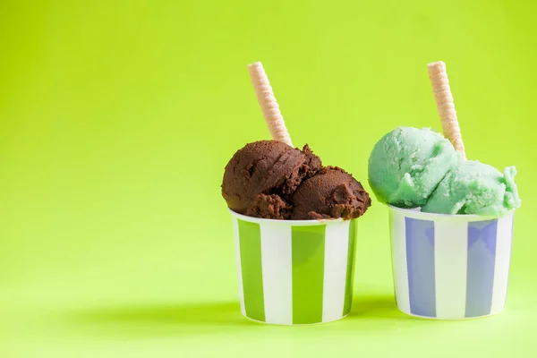 Duas bolas de sorvete — Fotografia de Stock