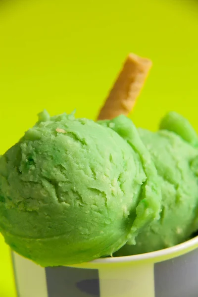 Gelado de hortelã com bolacha — Fotografia de Stock