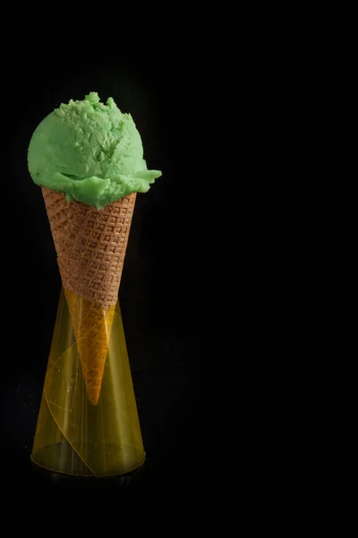 Corneta de sorvete de hortelã em preto — Fotografia de Stock