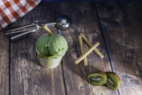 Lody z kiwi i wafel — Zdjęcie stockowe