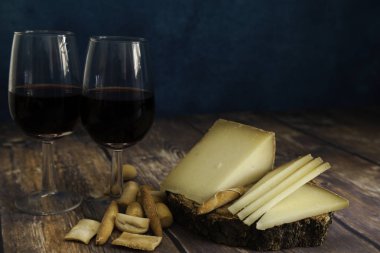 parça ve tipik Ispanyol Manchego peynir, ekmek ve w dilimleri