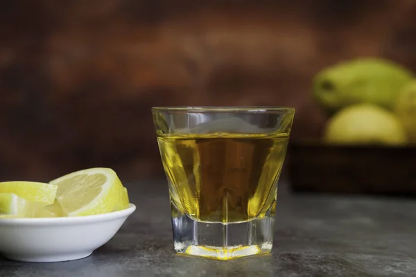 Tequila con rodaja de limón de cerca — Foto de Stock