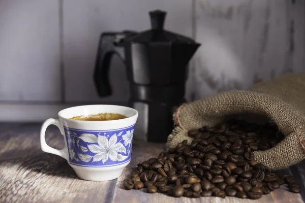 Cup of coffee and coffee beans — Stock Photo, Image