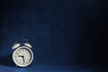 abstrac mavi beyaz vintage çalar saat 