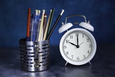 beyaz vintage çalar saat ve kalemlik mavi