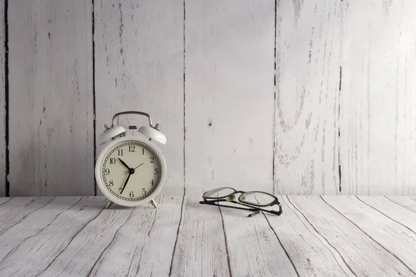 Relógio de alarme vintage branco e óculos — Fotografia de Stock