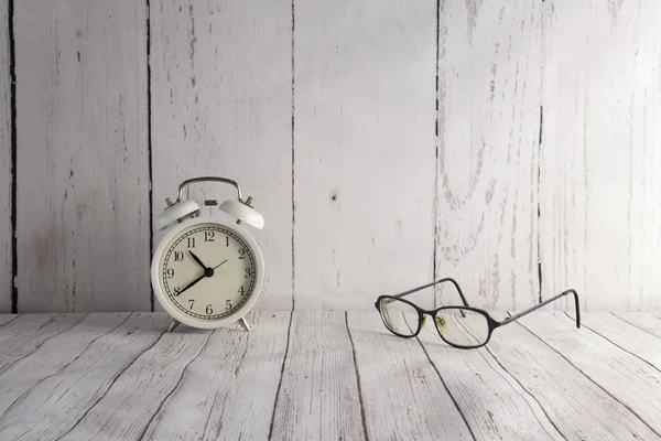 Reloj despertador vintage blanco y gafas —  Fotos de Stock