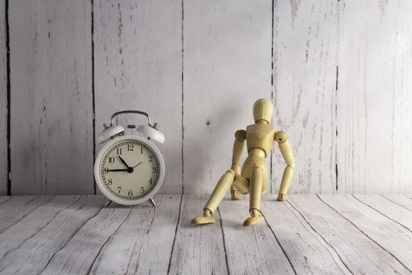 Reloj despertador vintage blanco y maniquí de madera —  Fotos de Stock