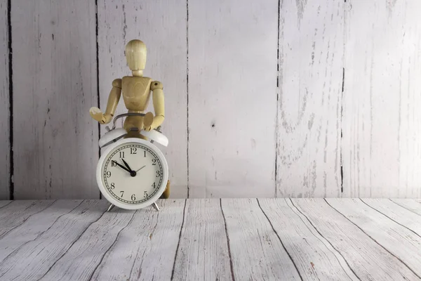 Reloj despertador vintage blanco y maniquí de madera detrás —  Fotos de Stock