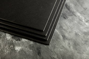 siyah karton levhalar yığılmış 