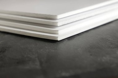 beyaz karton levhalar yığılmış 