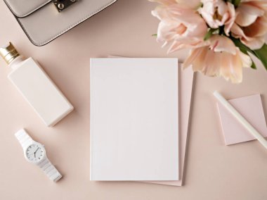 Pastel pembe tonlarda düz yatıyordu kompozisyon.