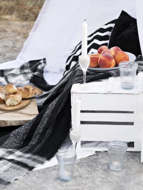 Ahşap kutu piknik için servis.