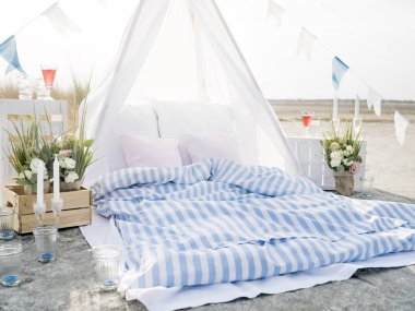 Süslemeleri yakınındaki plajda yatak.