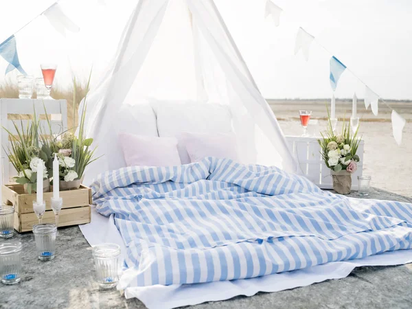 Süslemeleri yakınındaki plajda yatak.