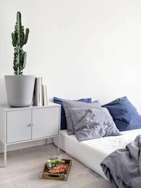 Minimalist yatak içeceği ile karpuz.