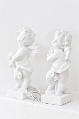 Angel oyuncağı ve alyans.