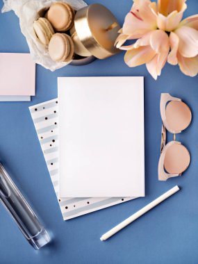 Şık dizüstü ile çalışma alanı.