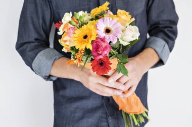 Buket çiçek adamla kırpma.