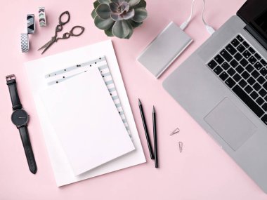 Bitki ve serbest malzemeleri yakınındaki izle.