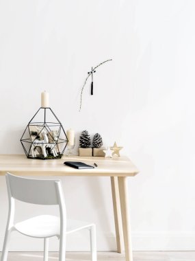 Minimalist yılbaşı dekorasyonu ile İşyeri.