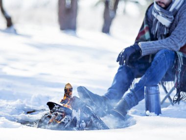 Şenlik ateşi yakınındaki karlı sahne.
