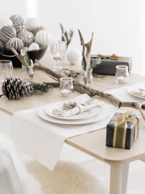 Yeni yıl sofra zarif doğal tasarım.