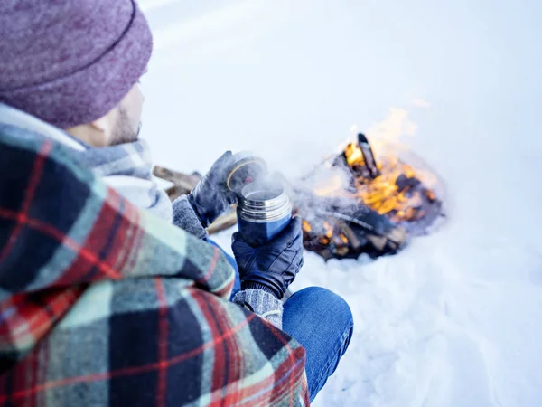 Adamın yanına şenlik ateşi.
