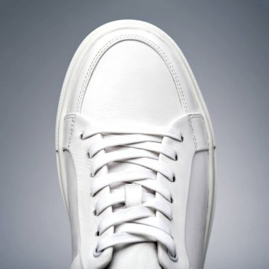 Beyaz casual ayakkabı.