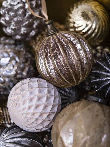 Noel pembe ve altın top.