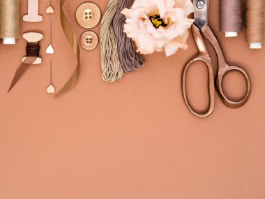 Çeşitli dikiş araçları.