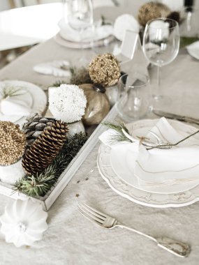 Masada dishware ve yeni yıl süslemeleri.