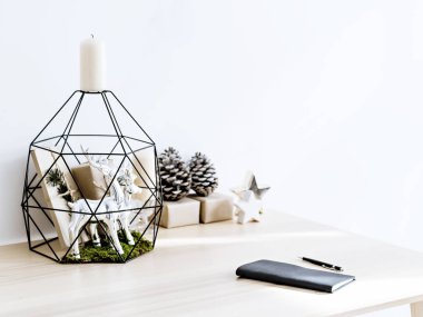 Not defteri ve kalem Yılbaşı aksesuarları yakınındaki.