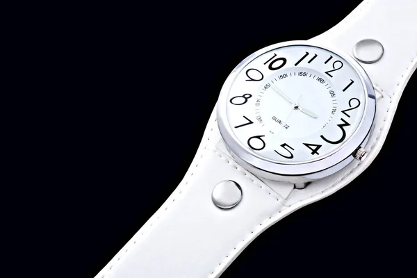 Κομψό ρολόι σε μαύρο φόντο. — Φωτογραφία Αρχείου