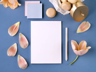 Yumuşak çiçek ve yaprak kağıt.