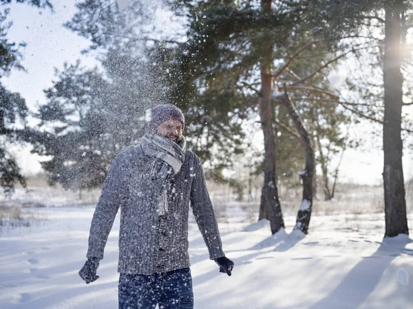 Homem sorridente na floresta nevada . — Fotografia de Stock