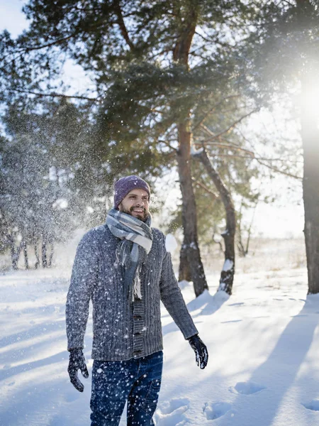 Homem alegre na floresta nevada . — Fotografia de Stock