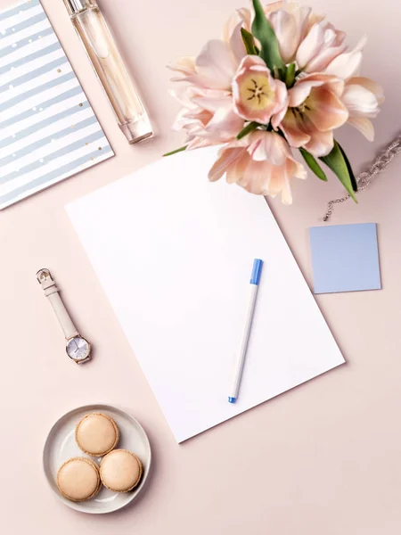 Çalışma alanı çerezler ve çiçekler ile.