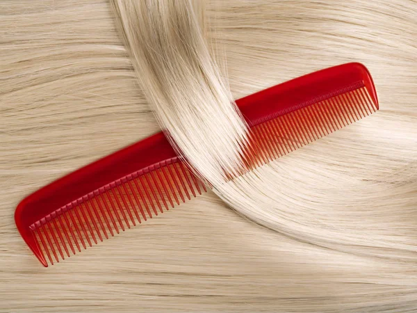Mechón de pelo con peine rojo . — Foto de Stock