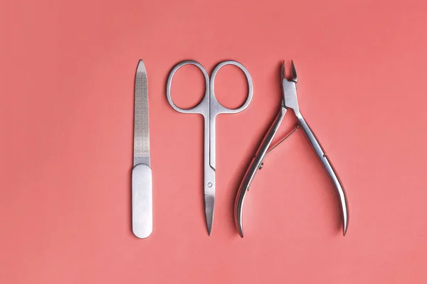 Çeşitli zarif yaşam mercan özgeçmişlerine düzenlenmiş araçlar manikür. Nail Clipper, makas ve dosya. Yıl 2019 kavramı rengini.