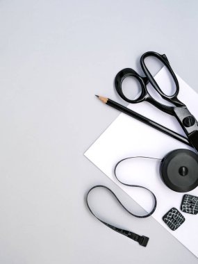 Zanaat araçları ve kağıt üzerinde gri.