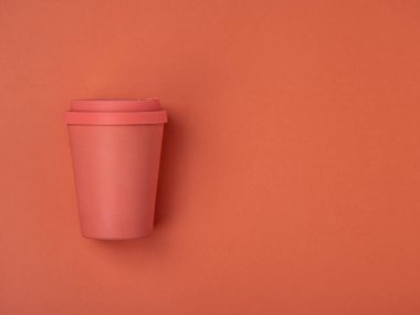 Kırmızı zemin üzerine boş paket servisi olan restoran Kupası.