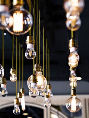 Ampulleri iç dekor için yanan asılı.