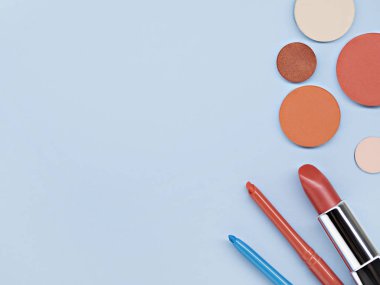 Çeşitli makyaj malzemeleri seti.