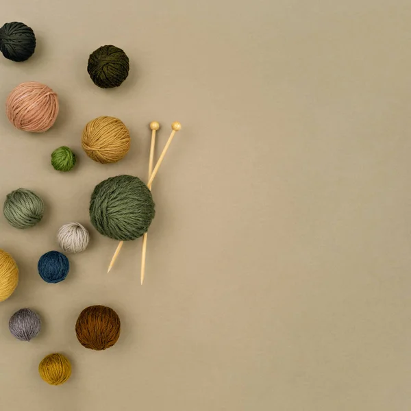 カラフルな糸と編み針のボール. — ストック写真