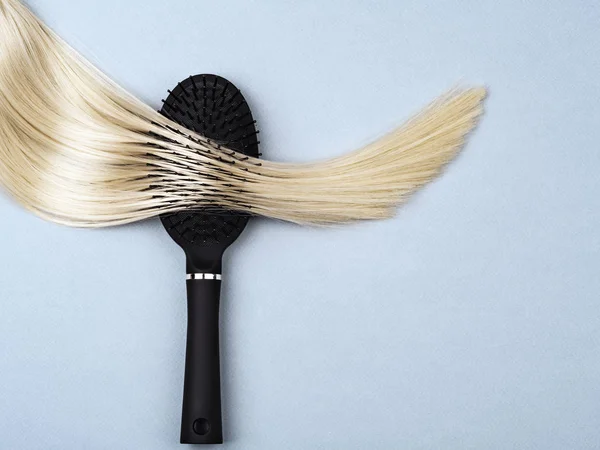Primer plano del cepillado del cabello . — Foto de Stock