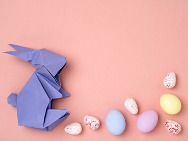 Paskalya yumurtaları ve tavşan arka plan.