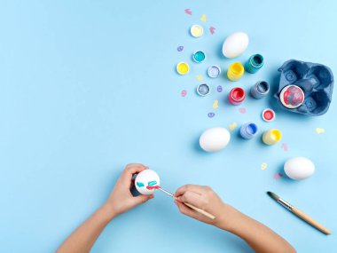 Çocuk elleri boyama paskalya yumurtası.