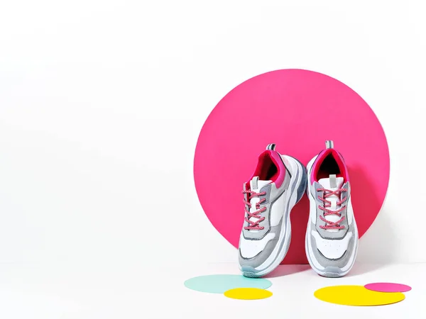 Beyaz ve pembe tıknaz spor ayakkabıları.